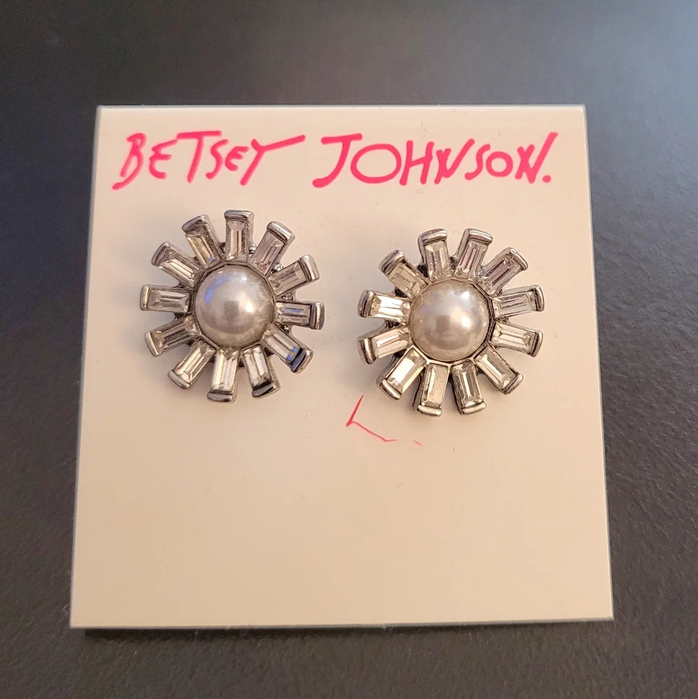 ⭐️3/$15 Betsey Johnson Flower Earrings with pearls - Picture 4 of 4